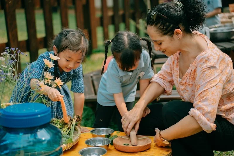 Young children playing and learning outdoors at ISJ